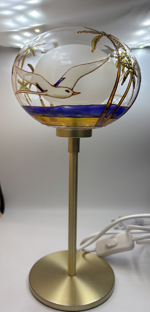 Lampe globe en verre sur tige et socle doré - Paille en queue, plage et cocotiers